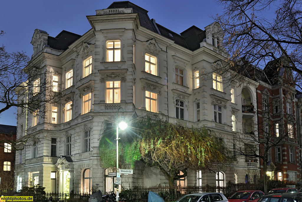 Berlin Schöneberg. Altbau Mietshaus mit übergiebelten Risaliten. Erbaut 1892-1893 von Emil Schütze. Wielandstrasse 25b