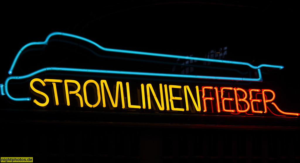 Berlin Kreuzberg. Deutsches Technikmuseum. Lokschuppen Beschriftung Neonschrift 'Stromlinienfieber'
