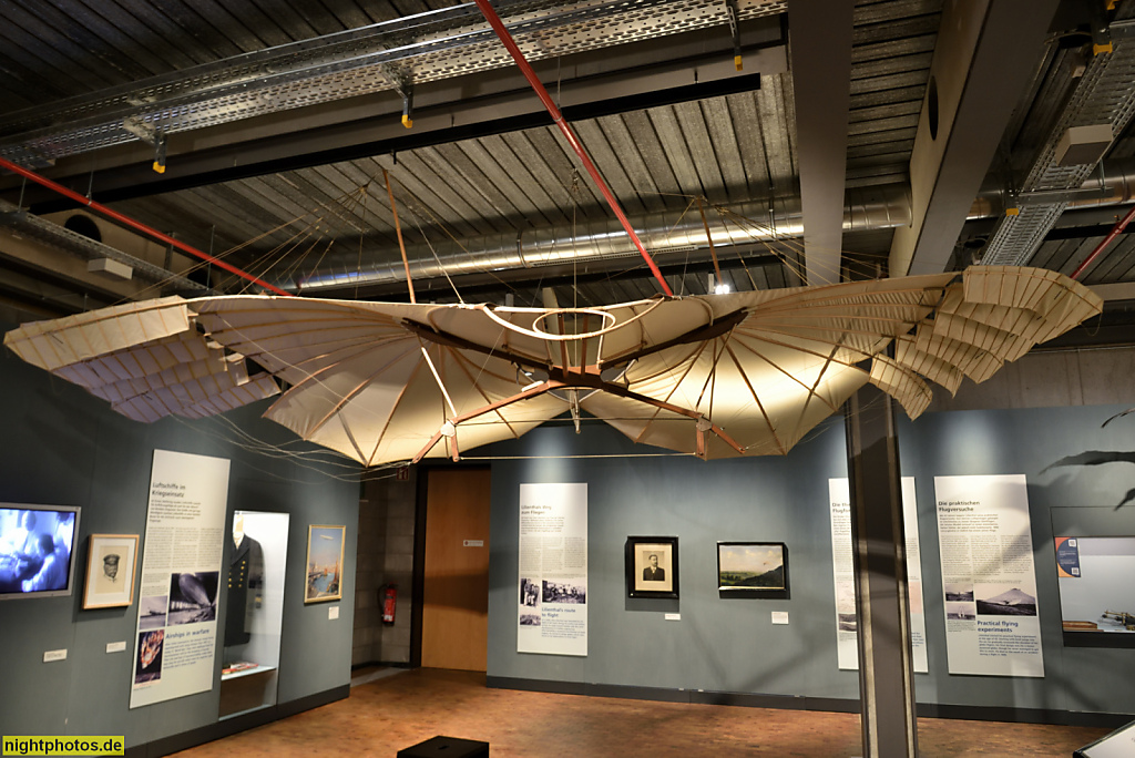 Berlin Kreuzberg. Deutsches Technikmuseum. Luftfahrzeug-Halle. Modell von Otto Lilienthals Normalsegelapparat erschaffen 1893