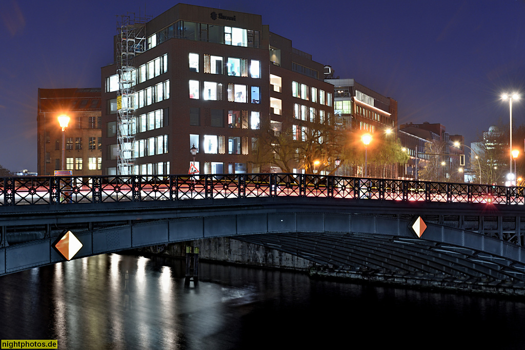 2021-12-16 10 Berlin Mitte Moabit. Gotzkowskybrücke über die Spree. Erbaut 1910-1911 von Alfred Grenander (Widerlager aus Muschelkalkstein) und Stadtbaurat Friedrich Krause (Gelenkbogenbrücke)