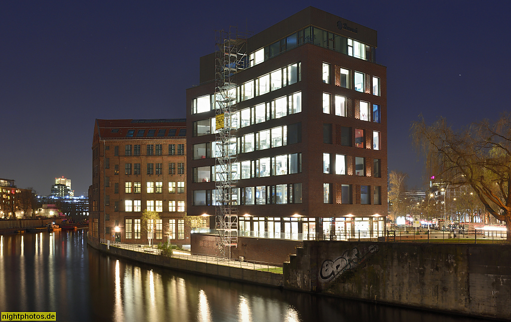 Berlin Mitte Moabit. Gewerbehof. Erbaut ab 1865 als Bleicherei und Maschinenfabrik Friedrich Gebauer. Speicherhaus aus Backstein mit Mansarddach erbaut 1910 von Julius Lichtenstein. Neubau 'The Benjamin' erbaut 2019-2021 von Bolliger und Fehlig Architekte