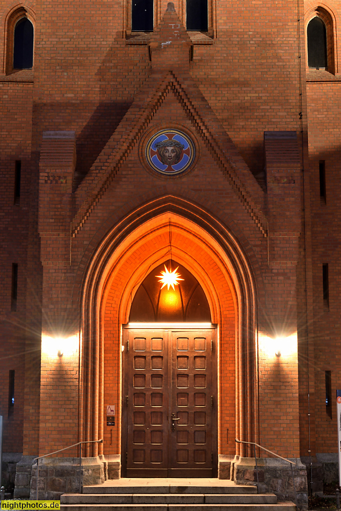 Berlin Steglitz Ev. Matthäuskirche erbaut 1876-1880 von Bauinspektor Emil Gette als neugotische dreischiffige Hallenkirche. Umbau 1957-1958. Portal. Schlossstrasse 44