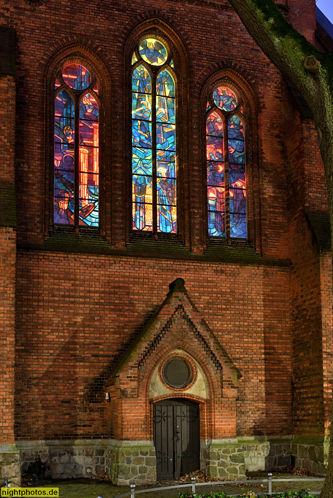 Berlin Steglitz Ev. Matthäuskirche erbaut 1876-1880 von Bauinspektor Emil Gette als neugotische dreischiffige Hallenkirche. Umbau 1957-1958. Buntglasfenster. Schlossstrasse 44