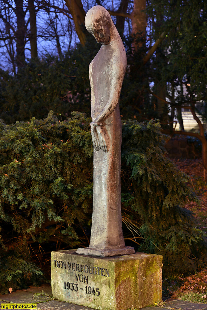 Berlin Steglitz Skulptur 'Der Gefesselte' erschaffen 1960 von Gisela von Boeckh von Tzschoppe als Denkmal für die Verfolgten von 1933-1945. Schlossstrasse 44