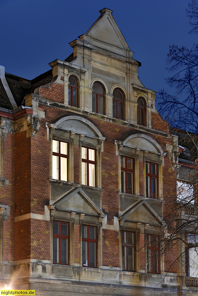 Berlin Steglitz. Mietshaus erbaut 1892-1893 von K. Flemming mit übergiebelten Mittelrisaliten. Wrangelstrasse 5