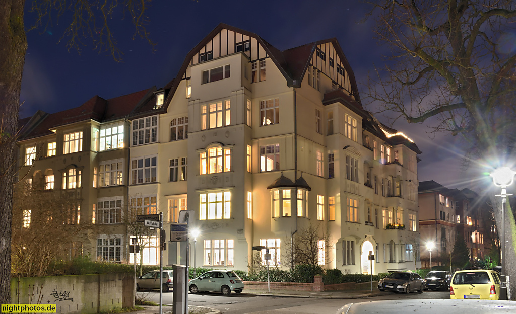 Berlin Steglitz. Mietshaus mit Fachwerkgiebel und Kanzelerker. Wulffstrasse 7