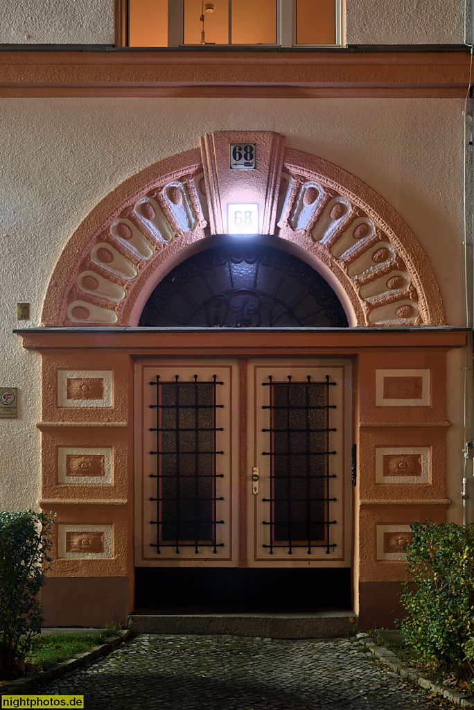 Berlin Lichterfelde. Wohn- und Geschäftshaus. Erbaut 1913 als Verwaltungsgebäude des Betriebshof Steglitz der Strassenbahn unter Leitung von Oberingenieurs Arthur Busse. Rundbogenportal. Hindenburgdamm 68