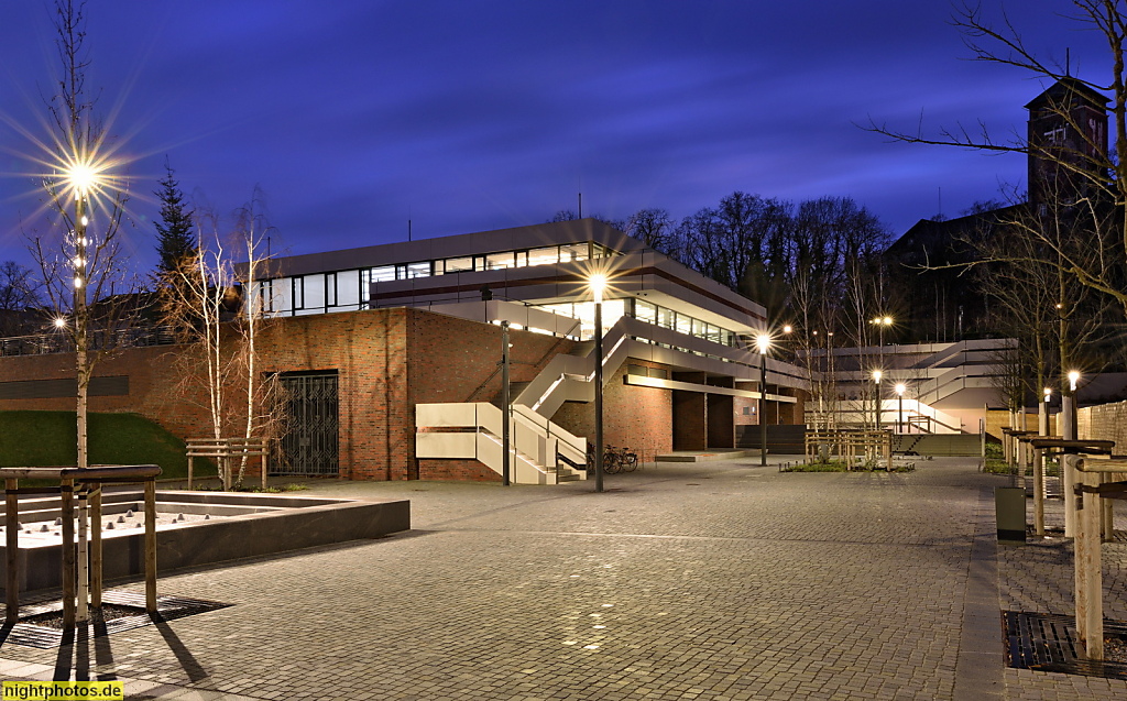 Potsdam. Das Minsk. Kunsthaus. Museum für zeitgenössische Kunst. Erbaut 1971-1977 von Karl-Heinz Birkholz und Wolfgang Müller. Sanierung und Umbau 2019-2022 gestiftet von Hasso Plattner. Im Hintergrund ehemalige Kriegsschule erbaut 1899-1902 von Franz Sch