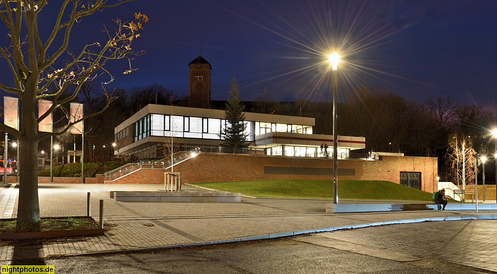 Potsdam. Das Minsk. Kunsthaus. Museum für zeitgenössische Kunst. Erbaut 1971-1977 von Karl-Heinz Birkholz und Wolfgang Müller. Sanierung und Umbau 2019-2022 gestiftet von Hasso Plattner. Im Hintergrund ehemalige Kriegsschule erbaut 1899-1902 von Franz Sch