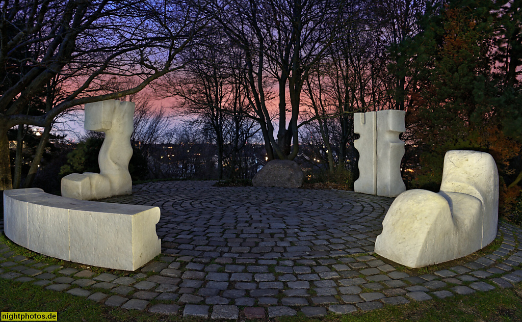 Berlin Britz. Britzer Garten. Aussichtsberg. Abstrakte Skulpturengruppe 'Steinzeichen' aus Carrara-Marmor von Bildhauer Gerson Fehrenbach erschaffen 1984-1985. Informelle Kunst