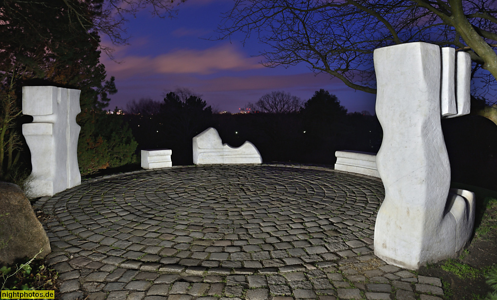 Berlin Britz. Britzer Garten. Aussichtsberg. Abstrakte Skulpturengruppe 'Steinzeichen' aus Carrara-Marmor von Bildhauer Gerson Fehrenbach erschaffen 1984-1985. Informelle Kunst