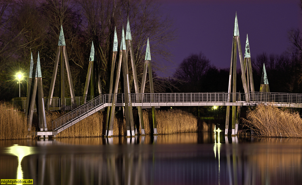 Berlin Britz. Britzer Garten. Rhizomatische Brücke erbaut 1985 zur Bundesgartenschau von Architekten Clod Zillich und Jasper Halfmann und Jürgen Zilling. Pylone aus Hartholz Angelique