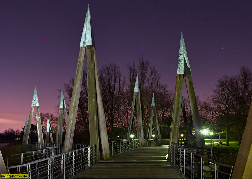 Berlin Britz. Britzer Garten. Rhizomatische Brücke erbaut 1985 zur Bundesgartenschau von Architekten Clod Zillich und Jasper Halfmann und Jürgen Zilling. Pylone aus Hartholz Angelique