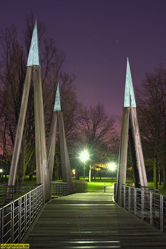 Berlin Britz. Britzer Garten. Rhizomatische Brücke erbaut 1985 zur Bundesgartenschau von Architekten Clod Zillich und Jasper Halfmann und Jürgen Zilling. Pylone aus Hartholz Angelique