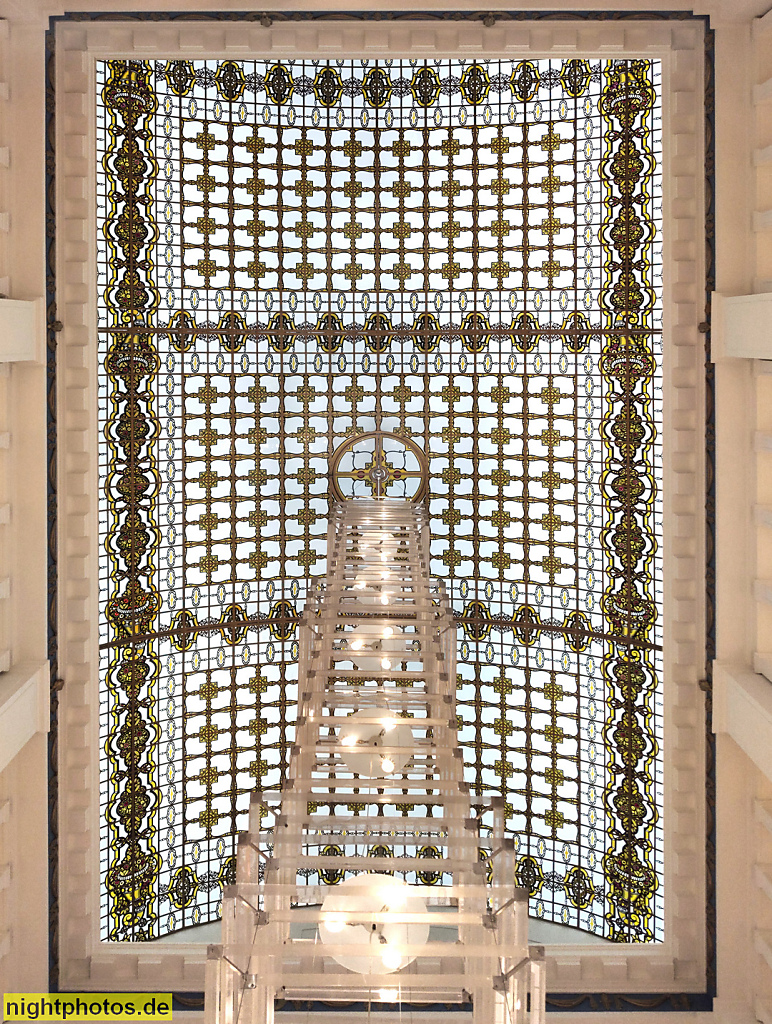 Potsdam. Jugendstil Glasdecke im Lichthof des Karstadt. Erbaut 1905 als Warenhaus Potsdam. Ab 1922 Warenhaus Lindemann. Ab 1931 Rudolph Karstadt. Wiederaufbau 1946. Saniert 2003-2005. Brandenburger Strasse 49-52