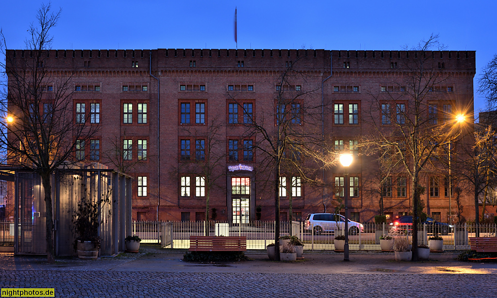 Potsdam. Sparkasse seit 1945. Erbaut 1834-1836 von Oberbaurat Johann Georg Carl Hampel unter Bauleitung von Wilhelm Kreyher als Kaserne des 3. Eskadron des 1. Garde-Ulanen-Regiments. Umbau 1847 von Ludwig Ferdinand Hesse. Luisenplatz 9