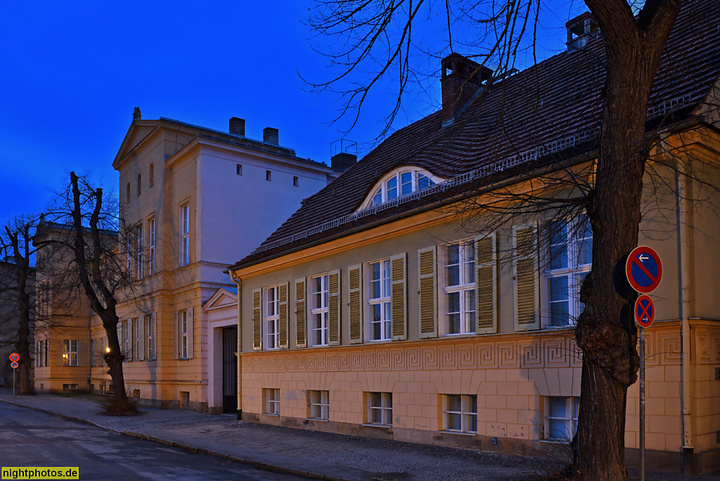 Potsdam. SPSG Stiftung Preußische Schlösser und Gärten. Erbaut 1823 von Johann Gottlob Schulze als Alterssitz im klassizistischen Stil. Erworben von Friedrich Wilhelm IV. 1840. Umbau 1843-1843 von Ludwig Persius zum Königlichen Zivilkabinettshaus mit eine
