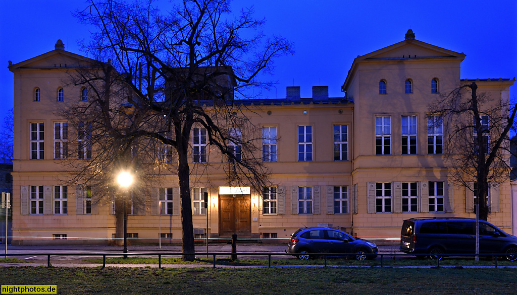 Potsdam. SPSG Stiftung Preußische Schlösser und Gärten. Erbaut 1823 von Johann Gottlob Schulze als Alterssitz im klassizistischen Stil. Erworben von Friedrich Wilhelm IV. 1840. Umbau 1843-1843 von Ludwig Persius zum Königlichen Zivilkabinettshaus mit eine