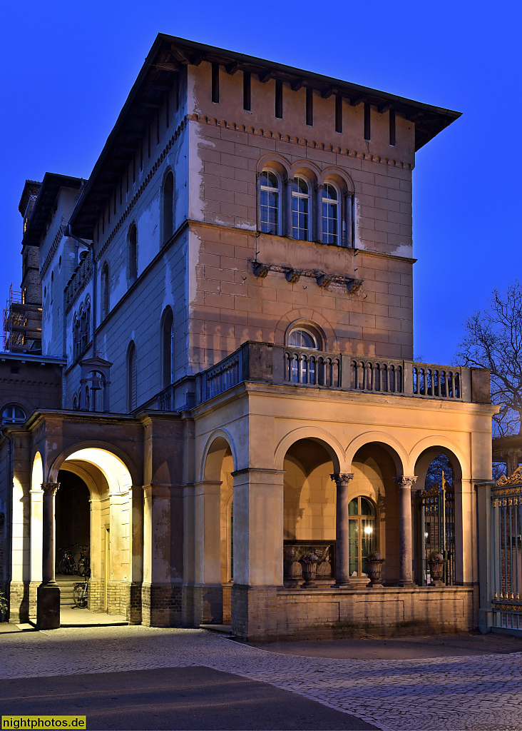 Potsdam. Park Sanssouci. Pförtnerhaus Schloss Marly erbaut 1849-1851 von Ludwig Ferdinand Hesse. Grünes Gitter entworfen von Hesse 1854