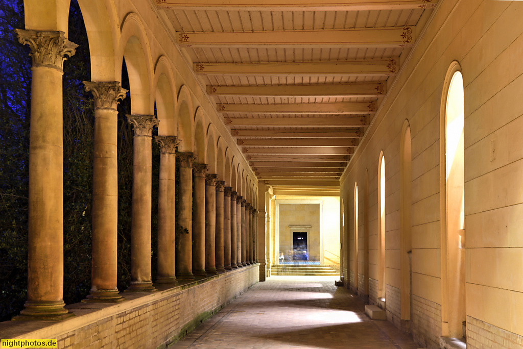 Potsdam. Park Sanssouci. Kreuzgang am Schloss Marly. Korinthische Terrakottasäulen aus der Potsdamer Tonwarenfabrik Wilhelm Koch. Erbaut 1852-1854 von Friedrich August Stüler und Ludwig Ferdinand Hesse