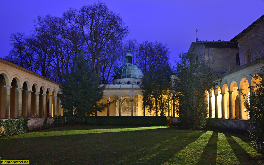 Potsdam. Park Sanssouci. Kreuzgang am Schloss Marly erbaut 1852-1854 von Friedrich August Stüler und Ludwig Ferdinand Hesse. Kuppel des Kaiser-Friedrich-Mausoleum erbaut 1888-1890 von Julius Carl Raschdorff. Korinthische Terrakottasäulen aus der Potsdamer
