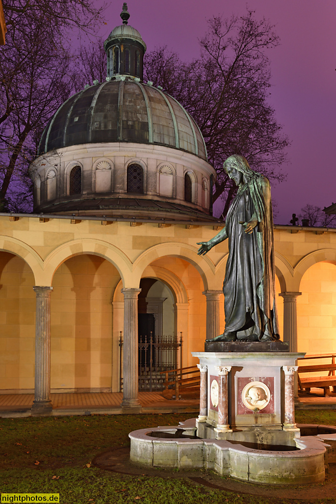 Potsdam. Park Sanssouci. Atrium vor der Friedenskirche. Kaiser-Friedrich-Mausoleum erbaut 1888-1890 v Julius Carl Raschdorff für Kaiser Friedrich III. Kopie einer Christusfigur von Bertel Thorvaldsen erschaffen 1821