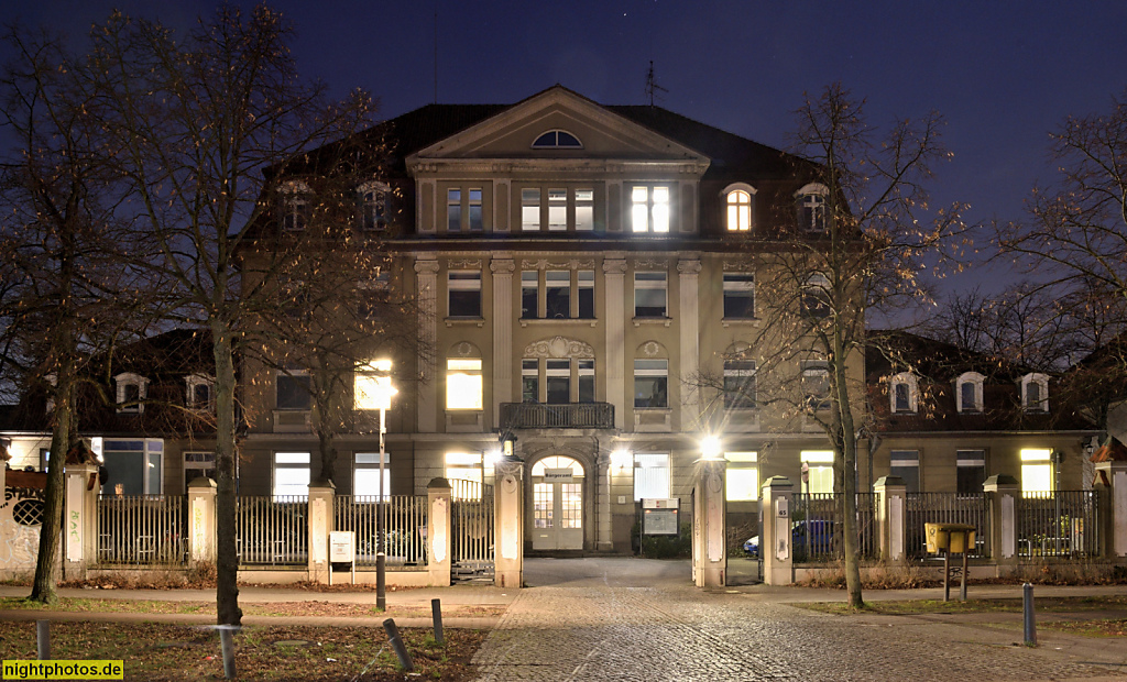 Berlin Reinickendorf. Bezirksamt Reinickendorf Bürgerdienste Bürgeramt seit 1985. Haus 1. Erbaut 1908-1910 von Mohr und Weidner als Humboldtkrankenhaus. Teichstrasse 65