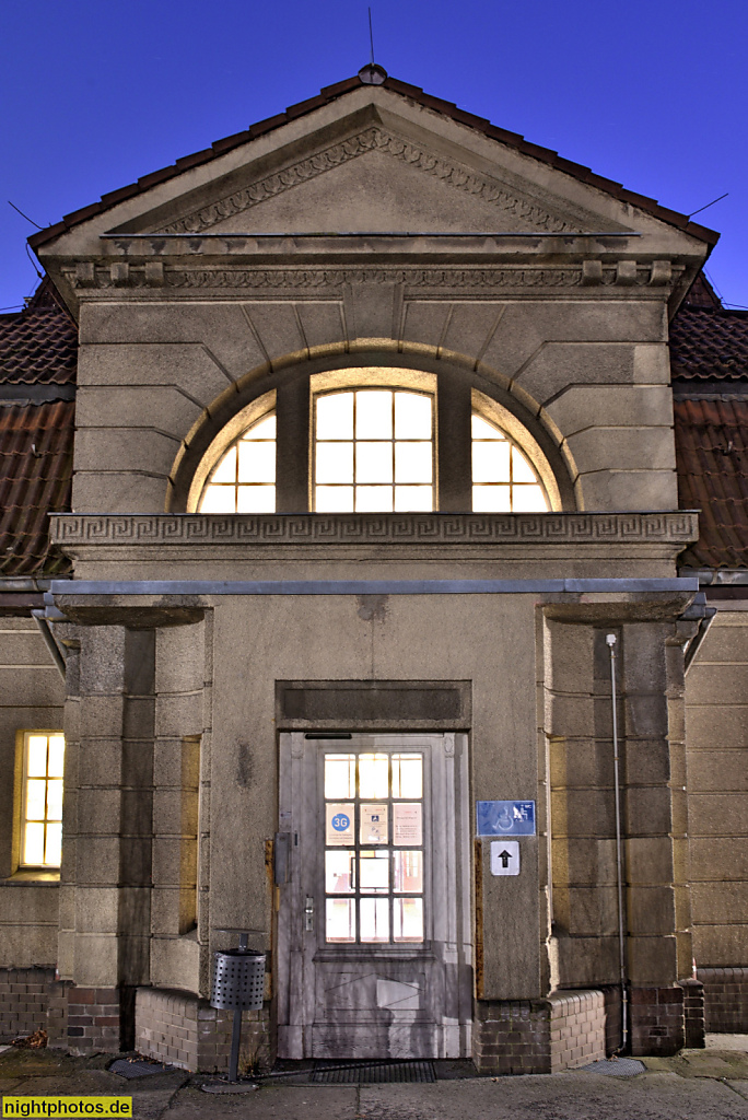 Berlin Reinickendorf. Bezirksamt Reinickendorf Bürgerdienste Bürgeramt seit 1985. Haus 1. Erbaut 1908-1910 von Mohr und Weidner als Humboldtkrankenhaus. Teichstrasse 65