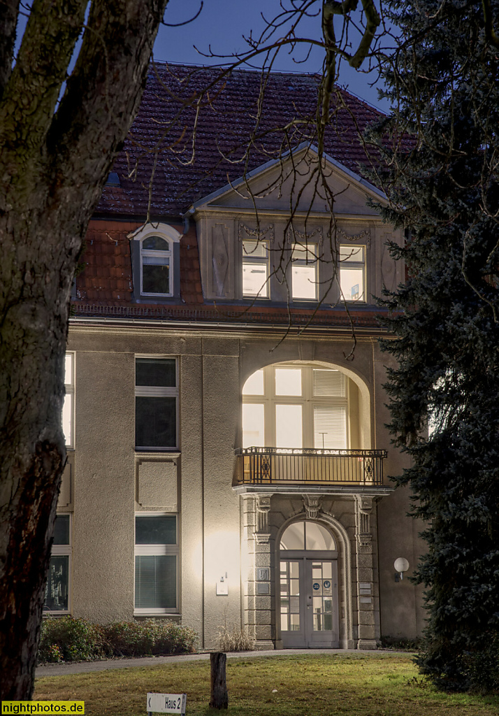 Berlin Reinickendorf. Bezirksamt Reinickendorf Jugendamt seit 1985. Haus 2. Erbaut 1908-1910 von Mohr und Weidner als Humboldtkrankenhaus. Teichstrasse 65