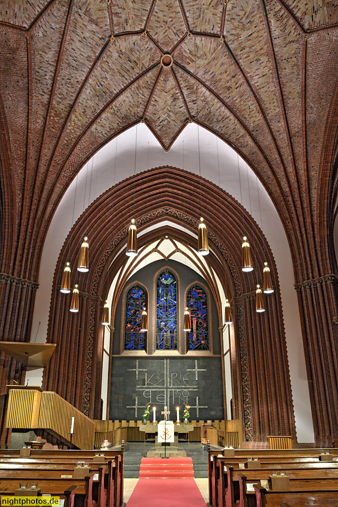 Berlin Steglitz Evangelische Matthäuskirche erbaut 1876-1880 von Bauinspektor Emil Gette als neugotische dreischiffige Hallenkirche. Umbau 1957-1958. Kanzel und Altarraum. Schlossstrasse 44