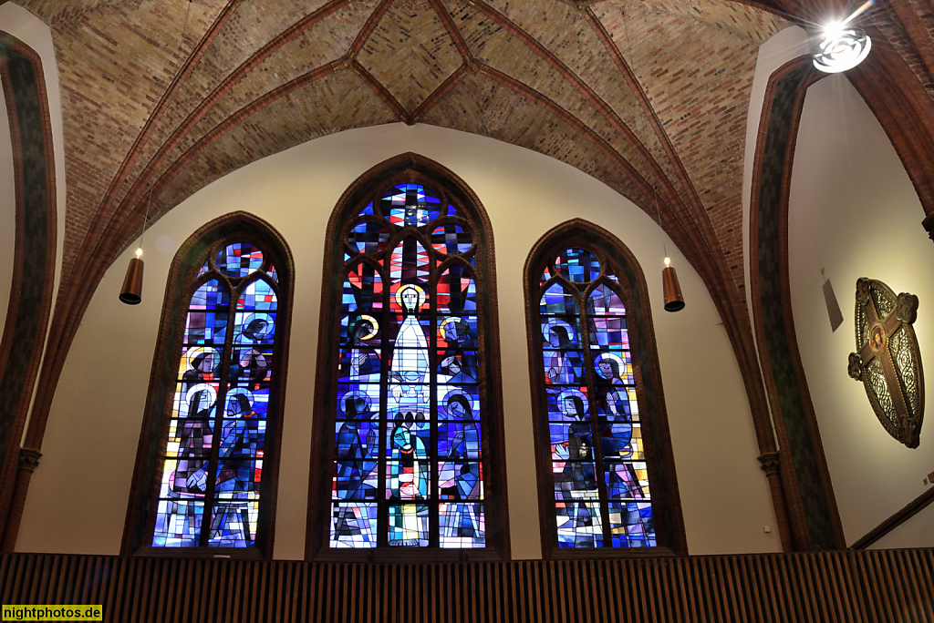 Berlin Steglitz Evangelische Matthäuskirche erbaut 1876-1880 von Bauinspektor Emil Gette als neugotische dreischiffige Hallenkirche. Umbau 1957-1958. Kirchenfenster. Schlossstrasse 44