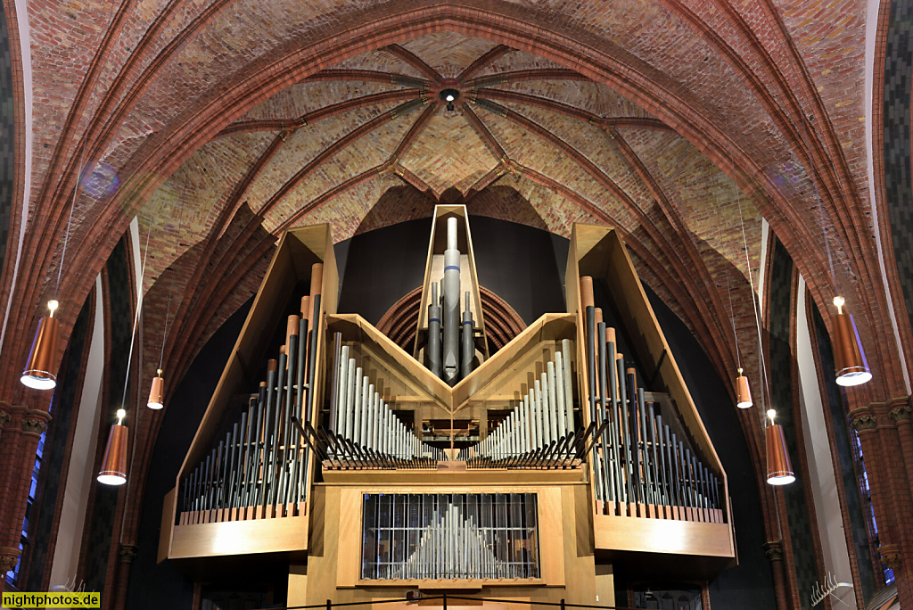 Berlin Steglitz Evangelische Matthäuskirche erbaut 1876-1880 von Bauinspektor Emil Gette als neugotische dreischiffige Hallenkirche. Umbau 1957-1958. Orgelprospekt der Walcker-Orgel. Schlossstrasse 44