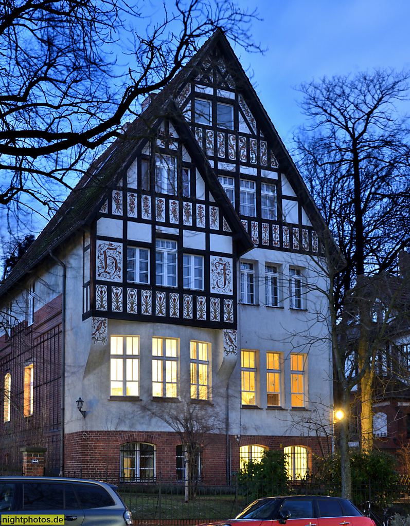 Berlin Steglitz Villa mit gestaffelten Fachwerkgiebel saniert 2016-2017 von Kerschischnik Architekten. Lepsiusstrasse 94