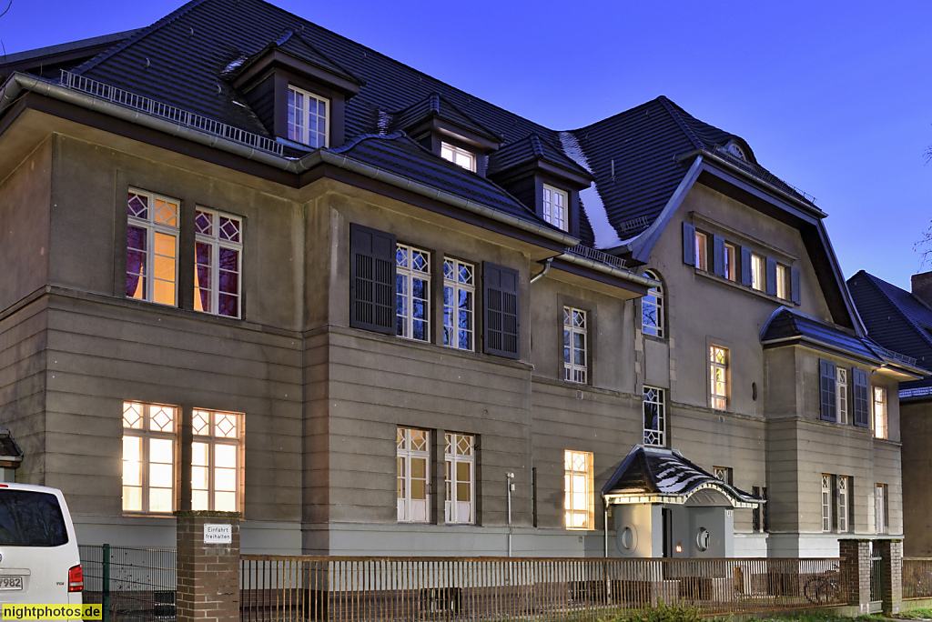 Berlin Steglitz Wohnhaus. Als Haus der Stiftung Französisches Waisenhaus erbaut 1914-1916 von F. Götze und A. Härtel. Am Fichtenberg 11