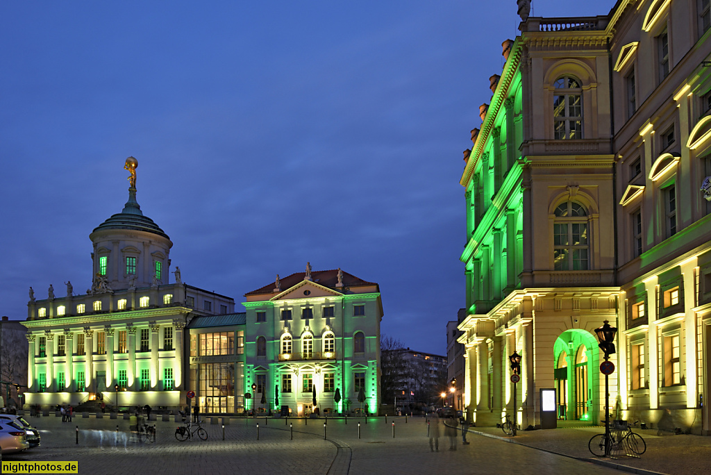 Potsdam. Altes Rathaus Kulturhaus und Potsdam Museum am Alten Markt 9. Erbaut 1753-1755 als Rathaus von Johann Boumann und Carl Ludwig Hildebrand. Wiedereröffnung 1966. Mitte rechts Knobelsdorffhaus. Erbaut 1750 von Georg Wenzeslaus von Knobelsdorff. Rech