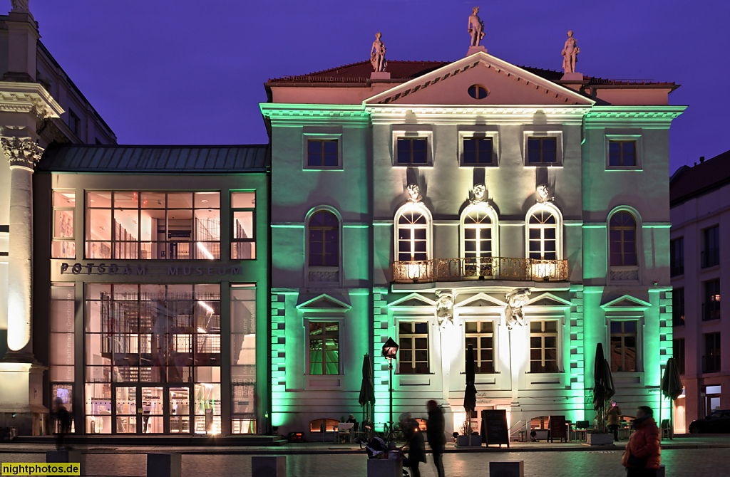 Potsdam. Knobelsdorffhaus. Als Wohnhaus erbaut 1750 von Georg Wenzeslaus von Knobelsdorff mit Skulpturen Flora Vertumnus und Pomona von Johann Peter Benkert. Gebäude nach Vorbild des Marble Hill House von Roger Morris und Colen Campbell