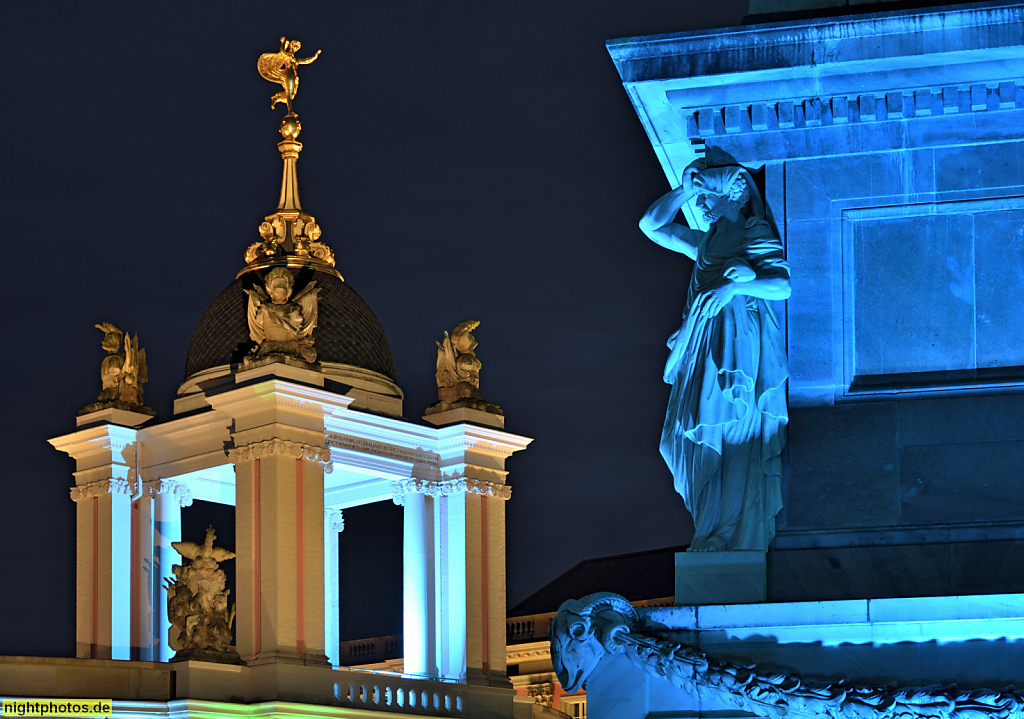 Potsdam. Stadtschloss. Fortunaportal mit goldener Dachfigur. Rekonstruktion erbaut 2002 aus Sponsorenmitteln von Günther Jauch u.a. Rechts Postament des Obelisken