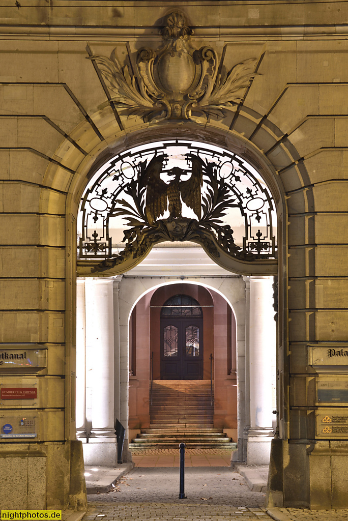 Potsdam. Palais am Stadtkanal. Erbaut 1894-1900 als Kaiserliche Ober-Post-Direktion in Neobarock von Baurat Hacker unter Kaiser Wilhelm II. Am Kanal 16-18. Portal mit Hofdurchfahrt