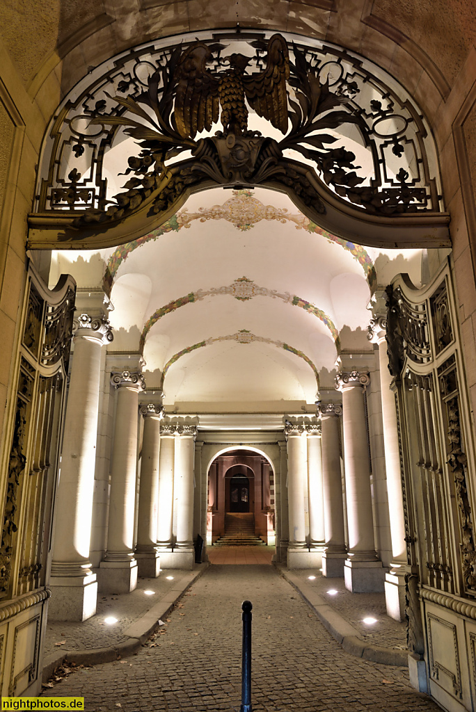 Potsdam. Palais am Stadtkanal. Erbaut 1894-1900 als Kaiserliche Ober-Post-Direktion in Neobarock von Baurat Hacker unter Kaiser Wilhelm II. Am Kanal 16-18. Portal mit Hofdurchfahrt