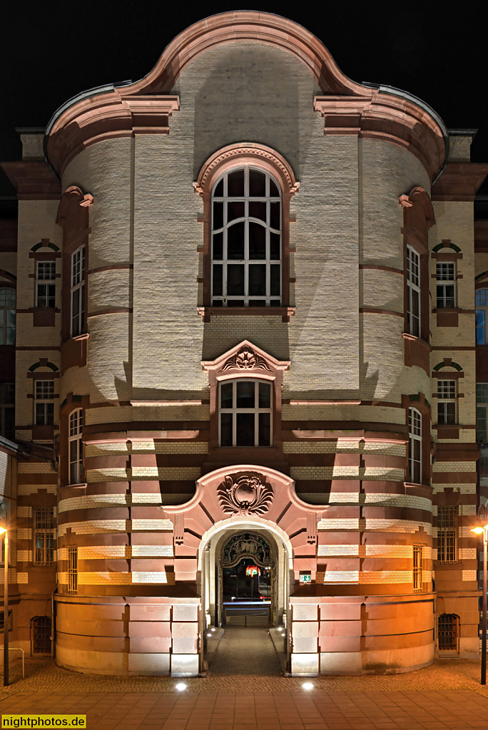 Potsdam. Palais am Stadtkanal. Erbaut 1894-1900 als Kaiserliche Ober-Post-Direktion in Neobarock von Baurat Hacker unter Kaiser Wilhelm II. Am Kanal 16-18. Innenhof mit Hofdurchfahrt