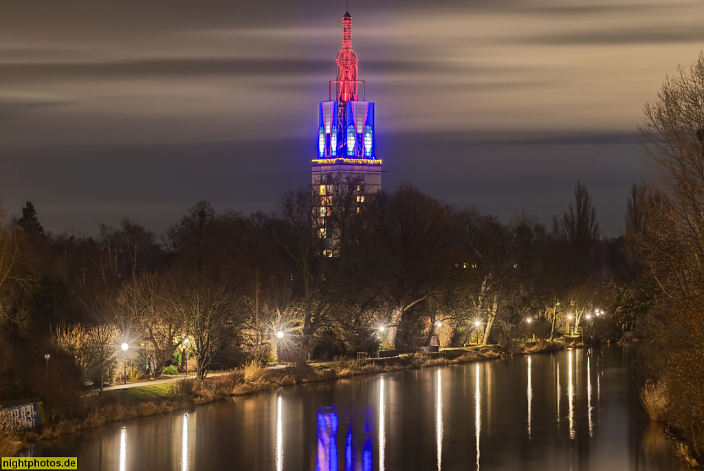 Potsdam. Wohnturm der Residenz Heilig Geist Park anstelle des Kirchturms. Erbaut 1997 von Architekt Augusto Romano Burelli. Freundschaftsinsel mit 'Neue Fahrt'