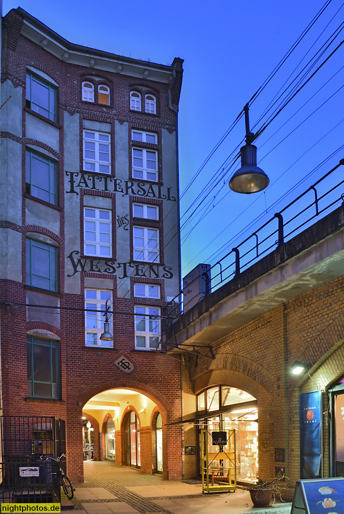 Berlin Charlottenburg. Ehemaliger Tattersall des Westens erbaut 1900 von August Ziechmann und Heinrich Mittag für Carl Knaudt. Grolmanstrasse 47. Seit 1954 Restaurant Tattersall von Franz Diener. Hofseite