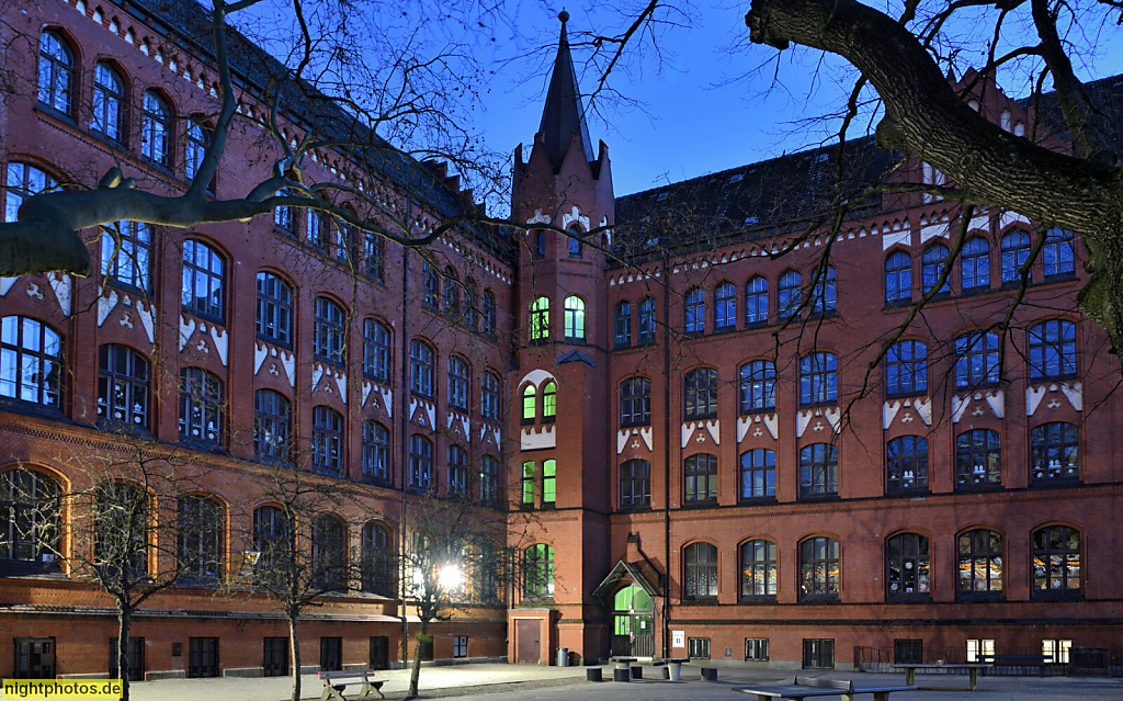 Berlin Charlottenburg. Joan-Miro-Grundschule. Erbaut 1899-1900 als 19. und 20. Gemeindeschule von Paul Bratring. Ehemalige Kaiser-Friedrich-Schule. Knesebeckstrasse 25 und Bleibtreustrasse 43