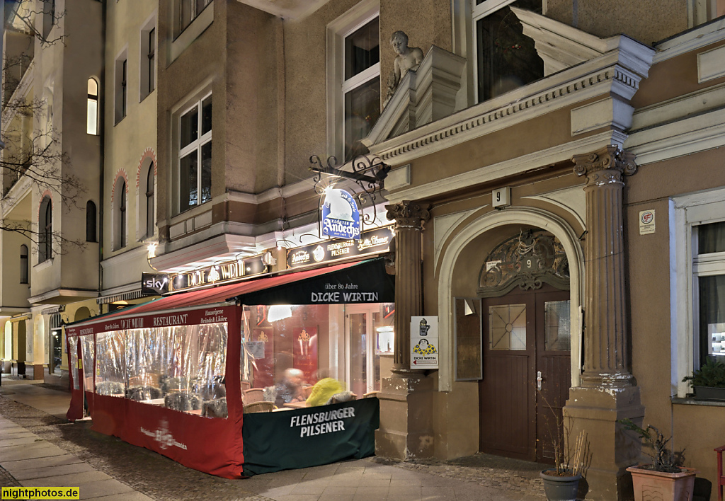 Berlin Charlottenburg. Restaurant 'Dicke Wirtin' neben Säulenportikus mit gesprengtem Giebel. Kanellierte Säulen mit ionischem Kapitell. Carmerstrasse 9