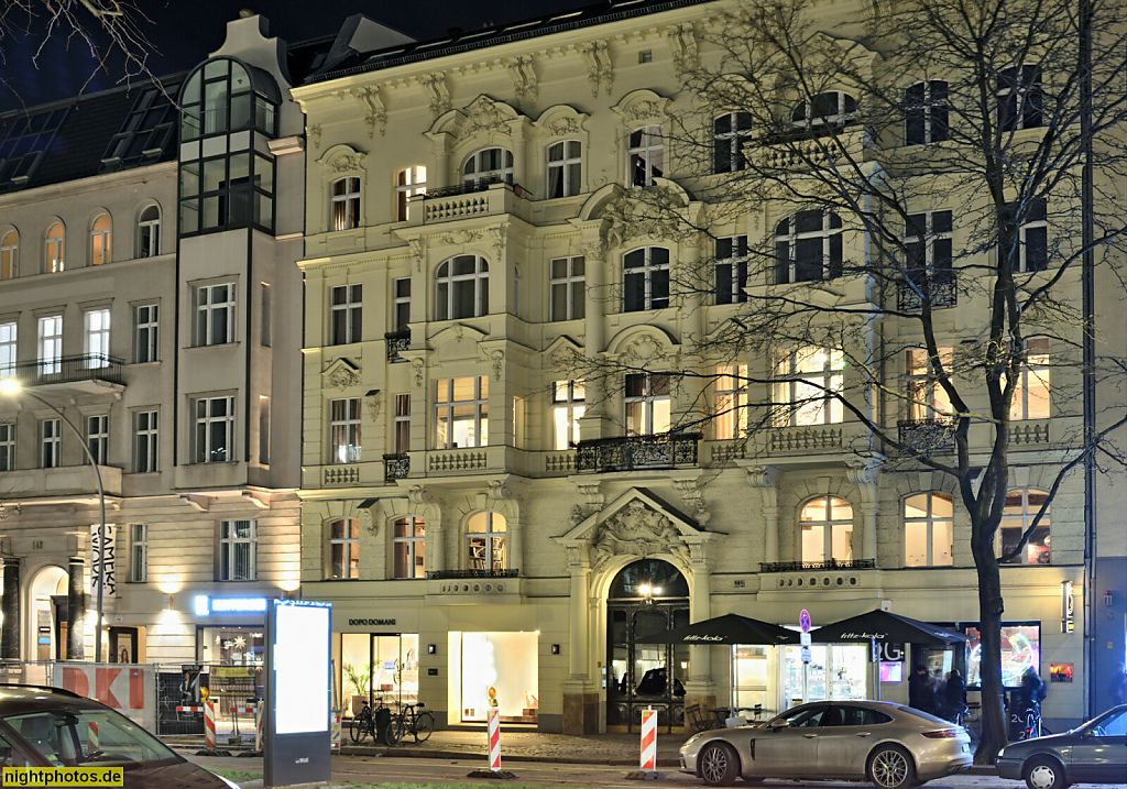 Berlin Charlottenburg. Stuckaltbau als Mietshaus mit Läden und Gastronomie 'Schwarzes Cafe'. Erbaut 1891-1892 von C. Kaun. Kantstrasse 148