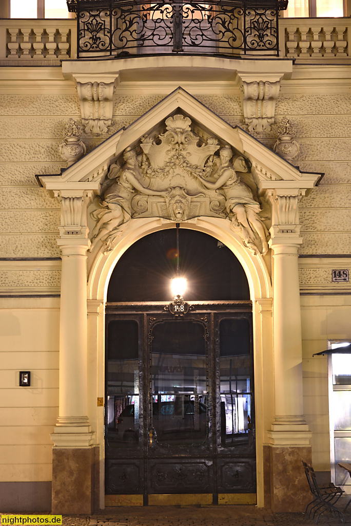 Berlin Charlottenburg. Stuckaltbau als Mietshaus mit Läden und Gastronomie 'Schwarzes Cafe'. Erbaut 1891-1892 von C. Kaun. Kantstrasse 148. Portikus mit Türgiebel und figuralem Stuck