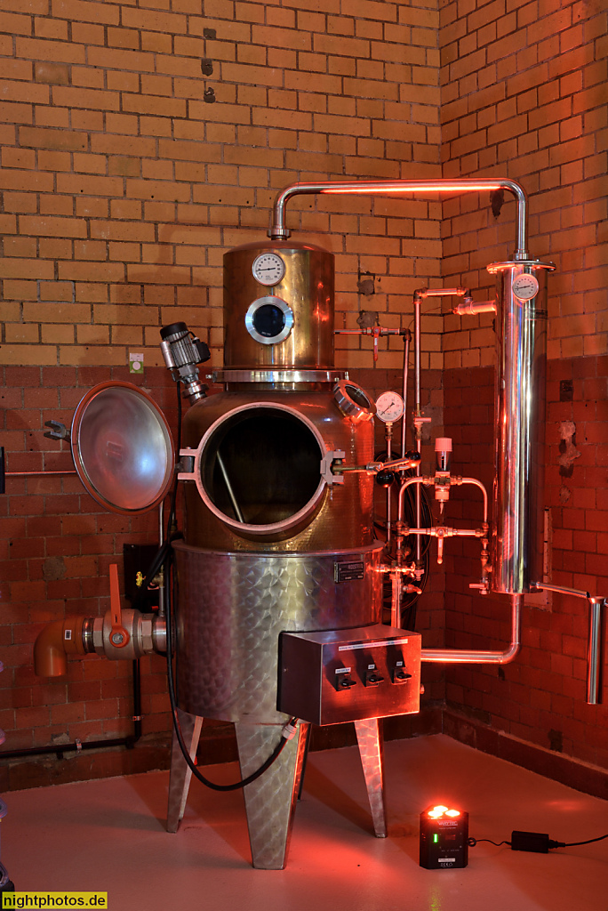 Berlin Kreuzberg. Gewerbehof mit Mampe Spirituosen. Erbaut 1898-1899 von Erdmann und Spindler als Berliner Bierbrauerei AG. Schauproduktion. Am Tempelhofer Berg 6