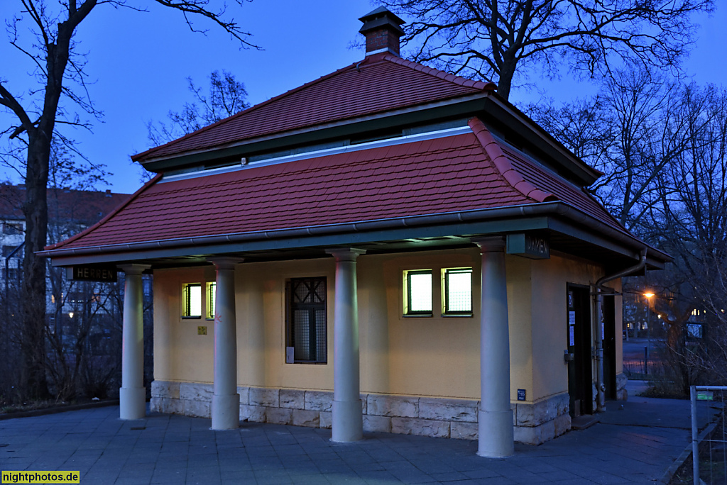 Berlin Wilmersdorf. Denkmalgeschütztes Toilettenhaus am Preußenpark erbaut um 1910 von Otto Herrnring. Brandenburgische Strasse