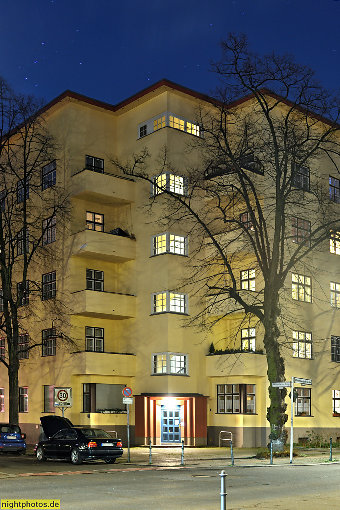 Berlin Wilmersdorf. Wohnanlage mit Mietwohnungen erbaut 1926 von Paul Zimmerreimer. Württembergische Strasse 11-14 Ecke Wittelsbacher Strasse
