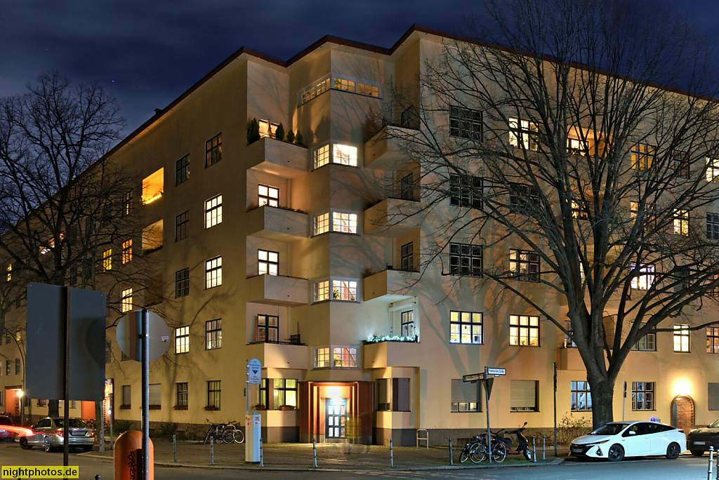 Berlin Wilmersdorf. Wohnanlage mit Mietwohnungen erbaut 1926 von Paul Zimmerreimer. Württembergische Strasse 11-14 Ecke Pommersche Strasse
